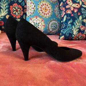 Black pumps heels